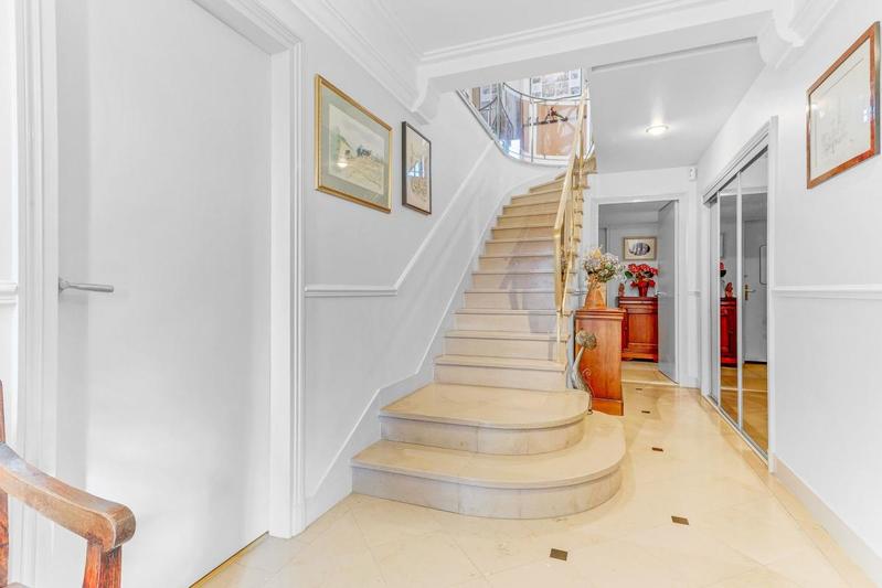 Maison - 238 m² - 11 pièces