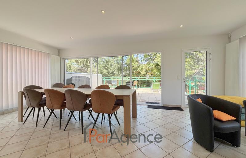 Maison - 220 m² - 8 pièces