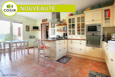 Maison - 250 m² - 8 pièces