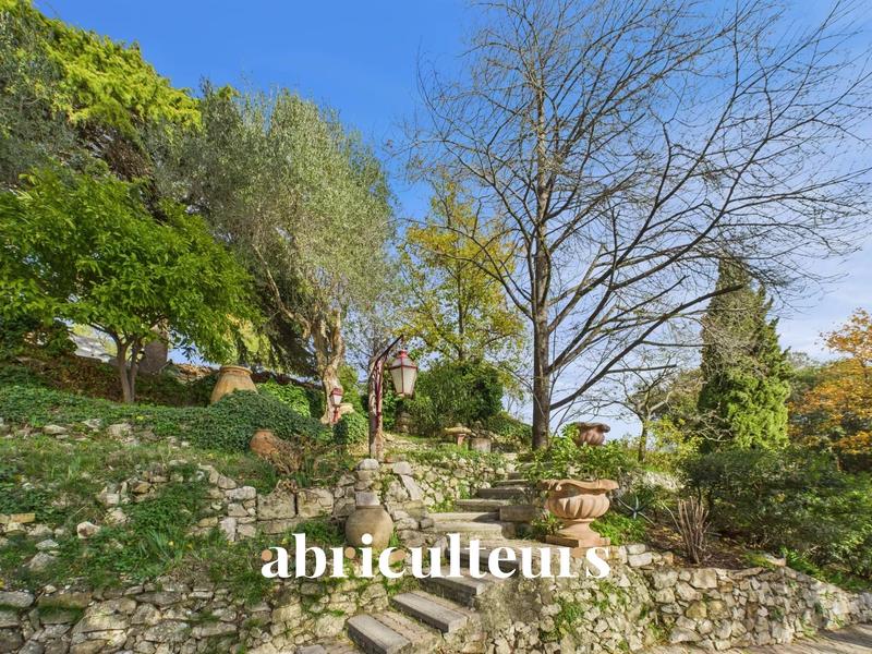 Maison - 233 m² - 7 pièces