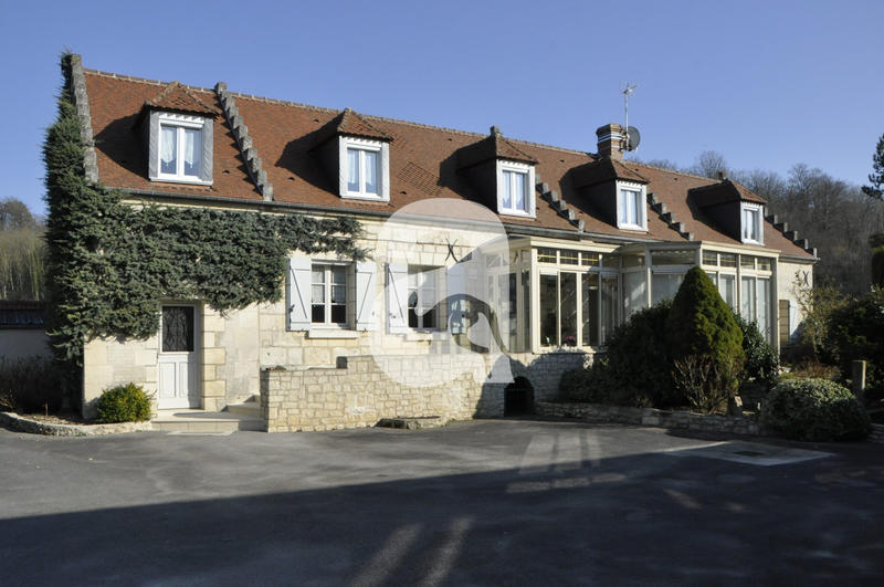 Maison - 220 m² - 12 pièces