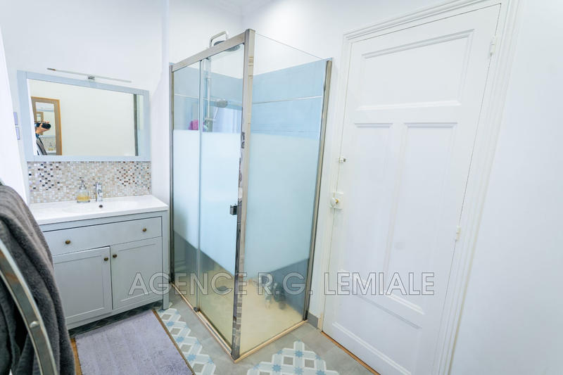 Maison - 230 m² - 11 pièces