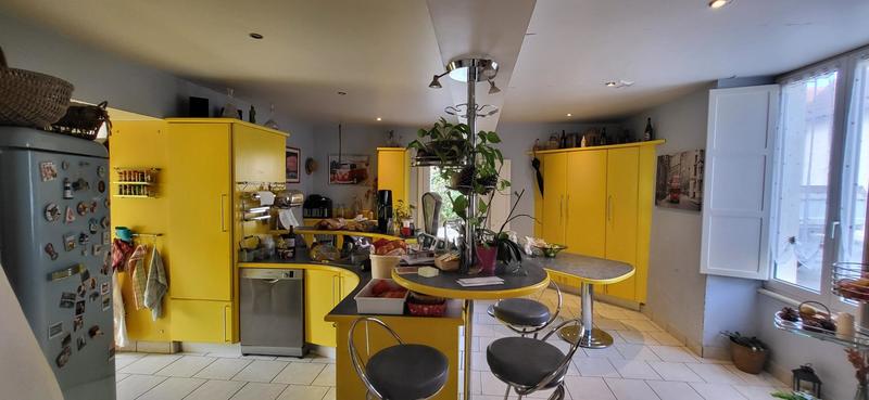 Maison - 221 m² - 6 pièces
