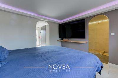 Maison traditionnelle - 141 m² - 6 pièces