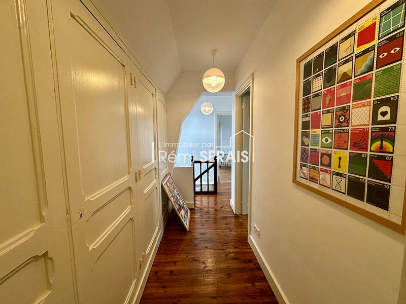 Maison - 202 m² - 9 pièces