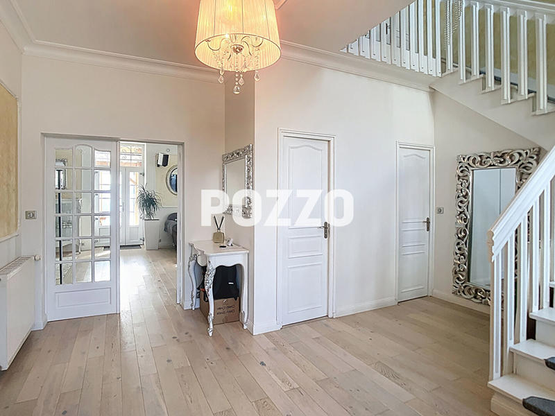 Maison - 207 m² - 8 pièces