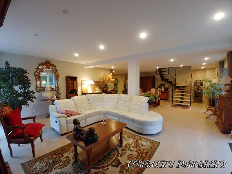 Maison - 240 m² - 7 pièces