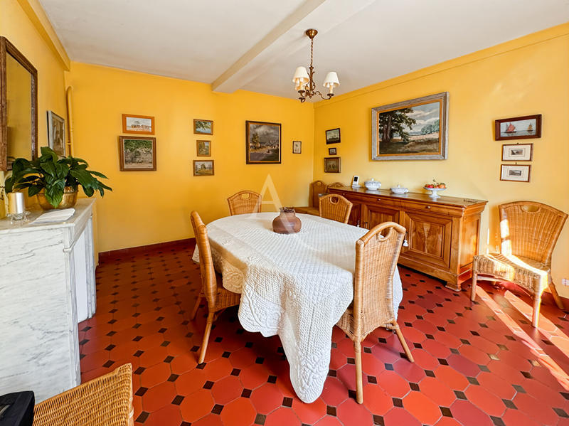 Maison - 261 m² - 11 pièces