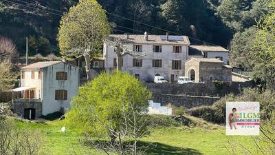 Maison - 457 m² - 13 pièces