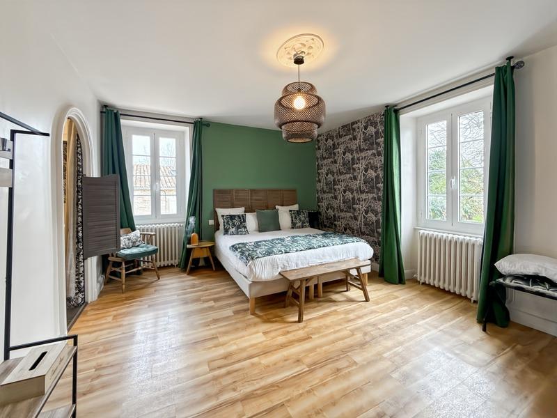 Propriété - 263 m² - 10 pièces