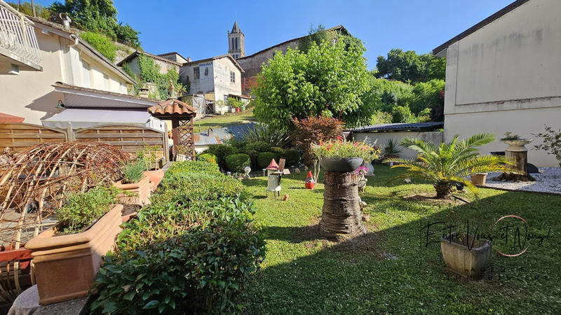 Maison - 313 m² - 13 pièces