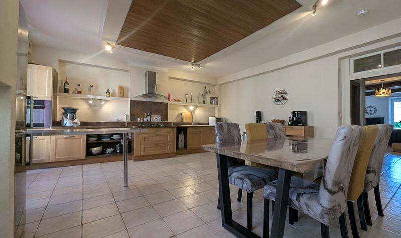 Maison - 161 m² - 11 pièces