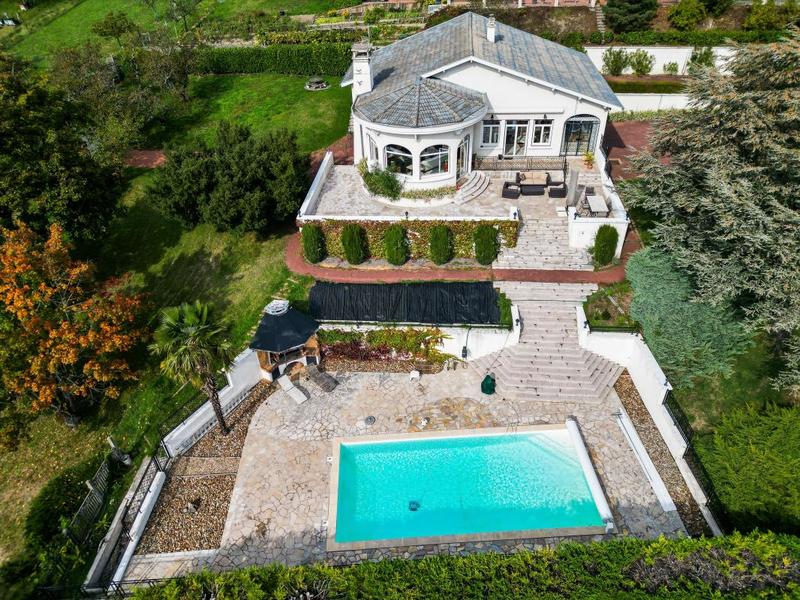 Maison - 343 m² - 7 pièces