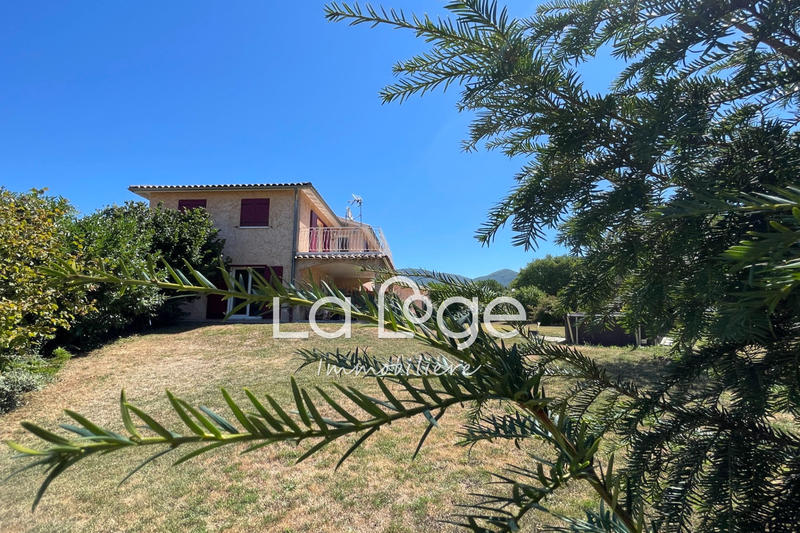 Maison - 208 m² - 8 pièces