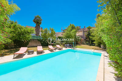 Maison - 240 m² - 8 pièces