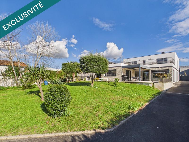 Maison - 270 m² - 10 pièces