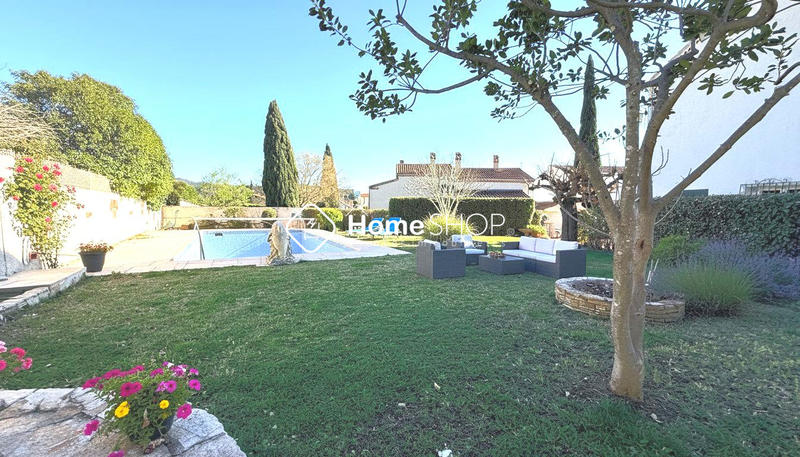 Maison traditionnelle - 230 m² - 8 pièces