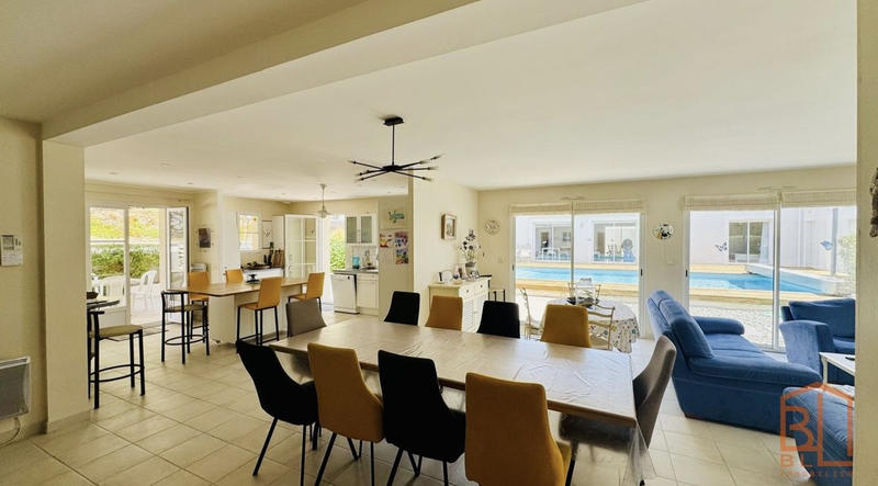 Maison traditionnelle - 274 m² - 11 pièces