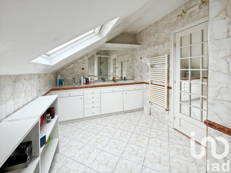 Maison - 240 m² - 9 pièces