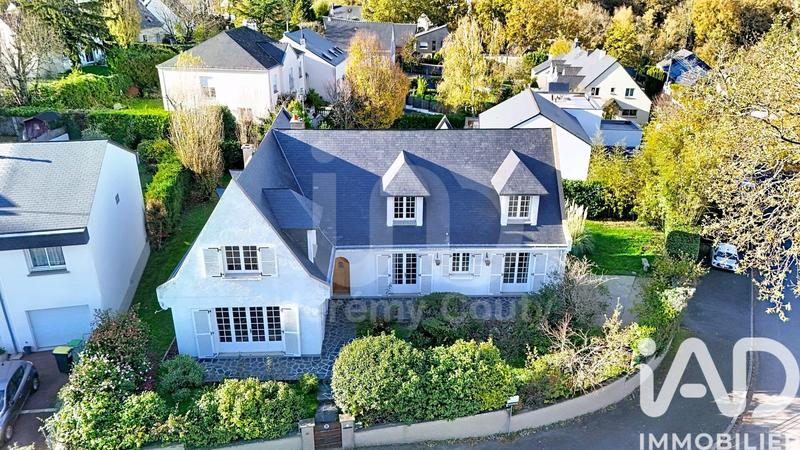 Maison - 239 m² - 9 pièces