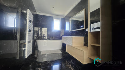 Maison - 200 m² - 8 pièces