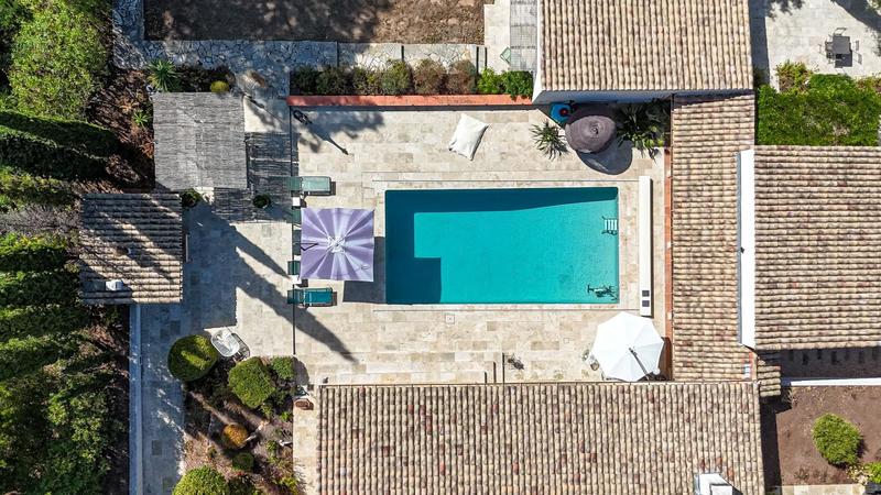 Propriété - 417 m² - 6 pièces