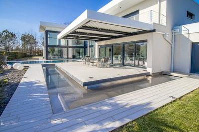 Maison - 390 m² - 9 pièces