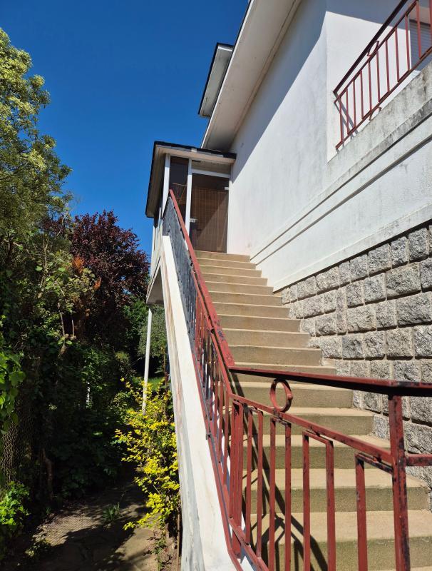 Maison - 240 m² - 9 pièces