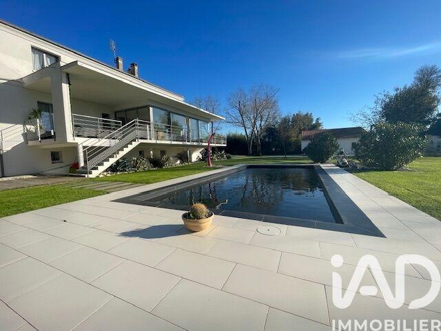 Maison - 290 m² - 8 pièces