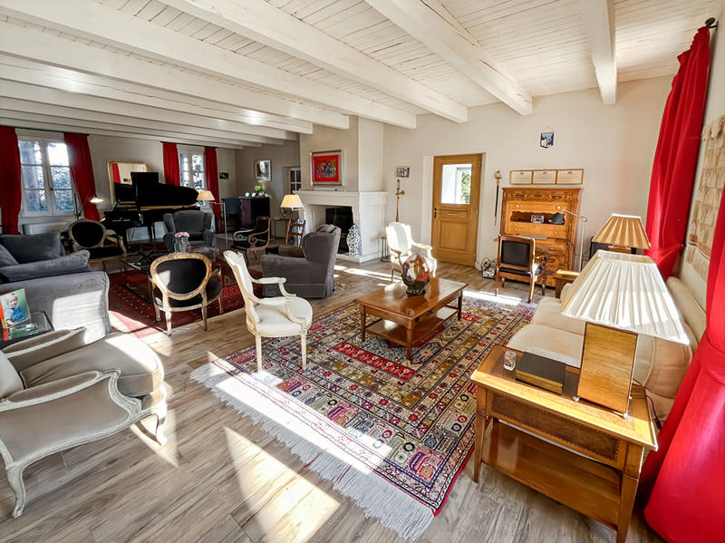 Maison - 335 m² - 9 pièces