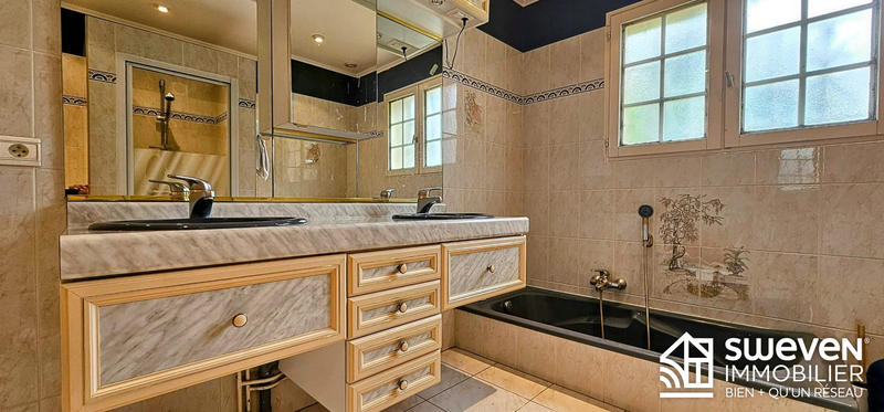 Maison traditionnelle - 202 m² - 7 pièces