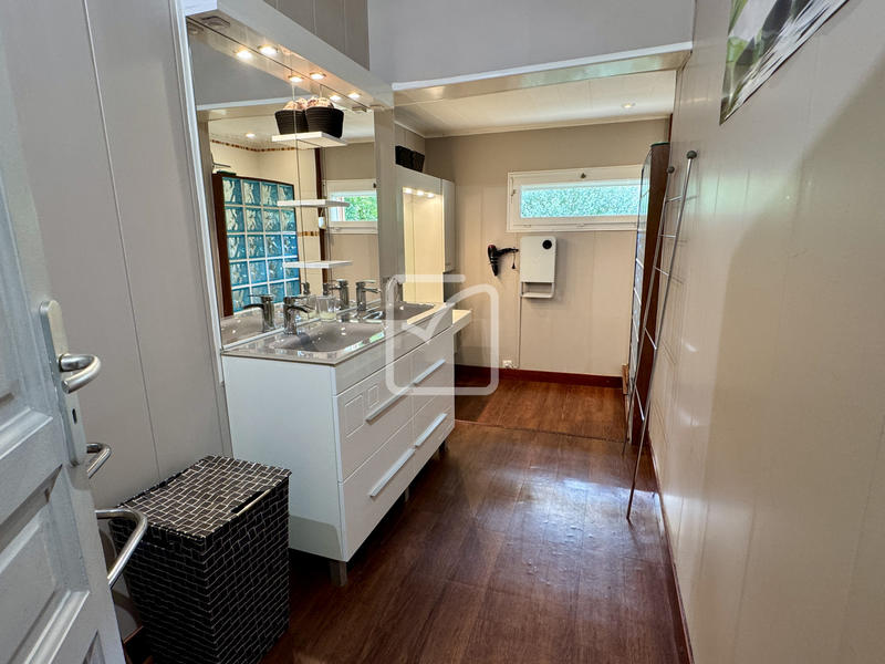 Maison - 230 m² - 12 pièces