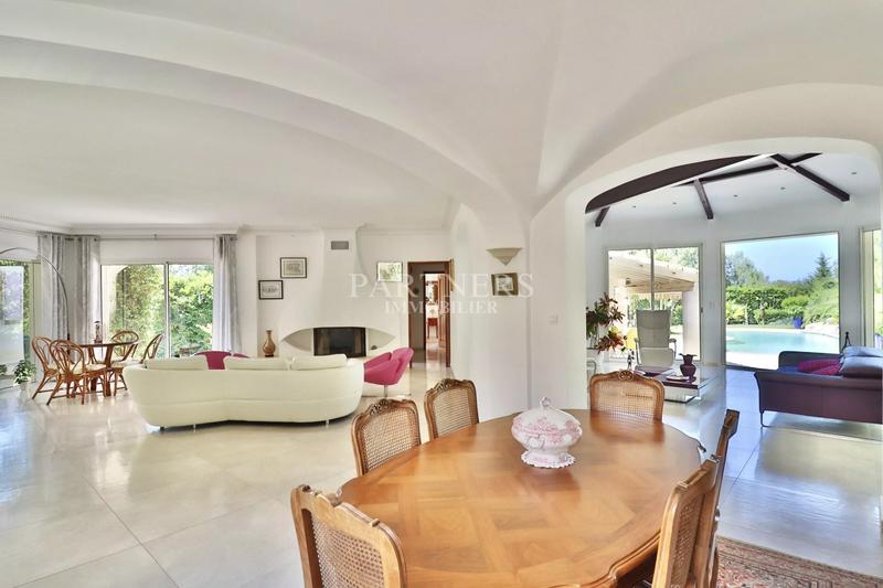 Maison - 240 m² - 9 pièces