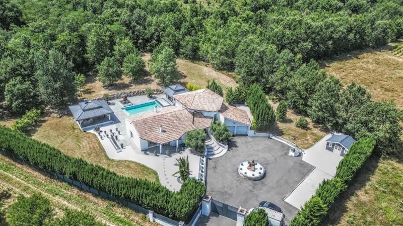 Propriété - 245 m² - 7 pièces