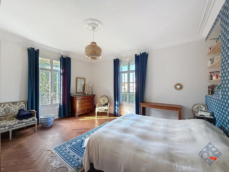 Maison - 240 m² - 10 pièces