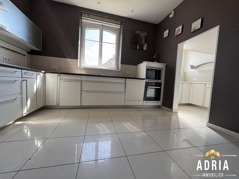 Maison - 323 m² - 10 pièces