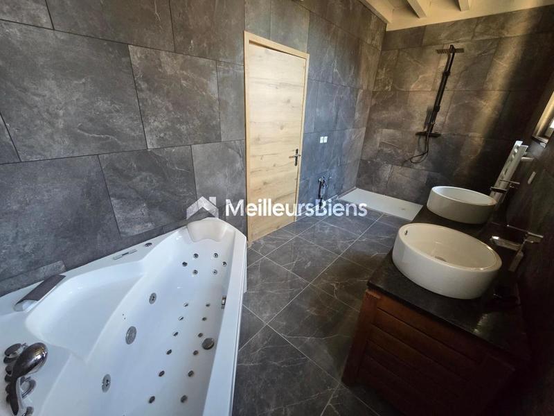 Maison - 206 m² - 7 pièces