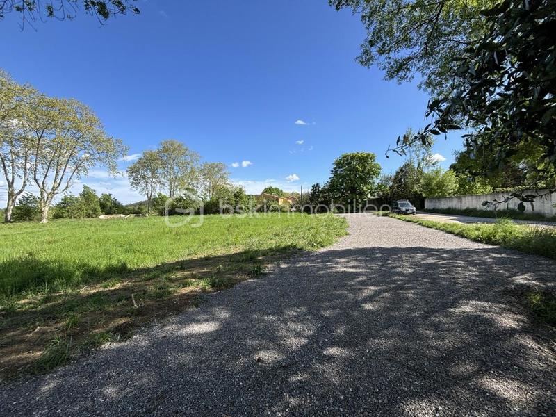 Terrain constructible - 1 027 m²