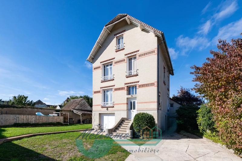Maison - 165 m² - 9 pièces