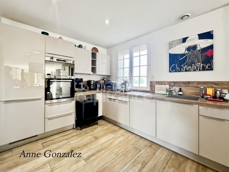 Maison - 233 m² - 9 pièces