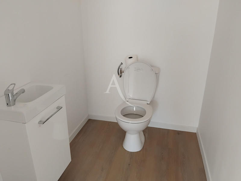 Bureau - 74 m² - 8 pièces