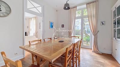 Maison - 235 m² - 10 pièces