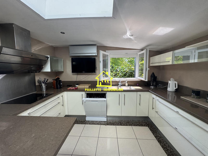 Maison traditionnelle - 355 m² - 7 pièces