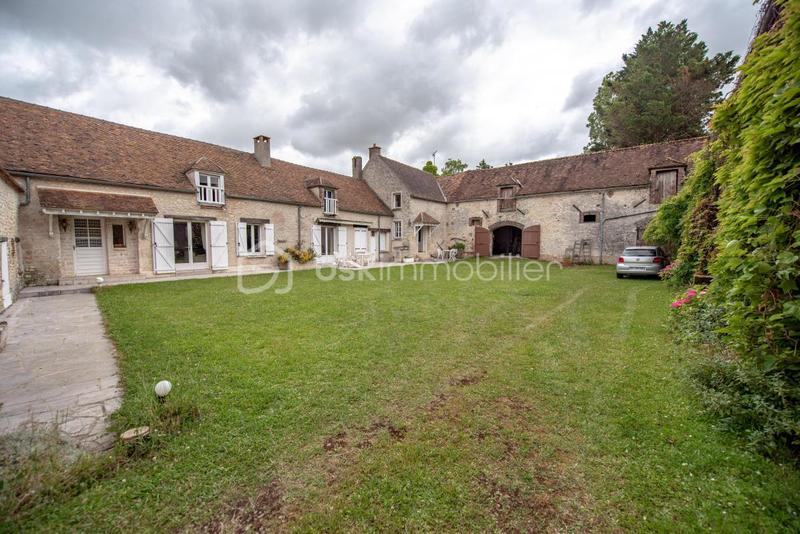 Corps de ferme - 240 m² - 10 pièces