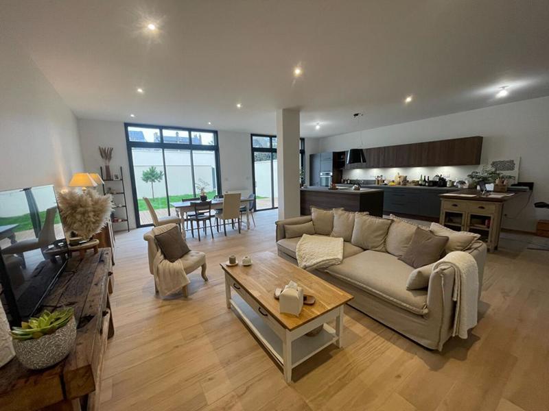 Maison - 222 m² - 8 pièces