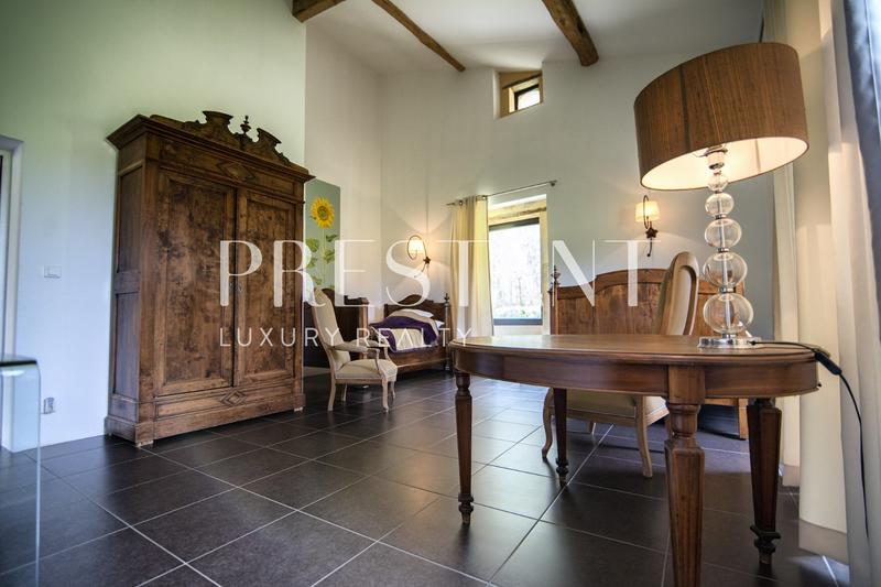 Maison - 421 m² - 10 pièces