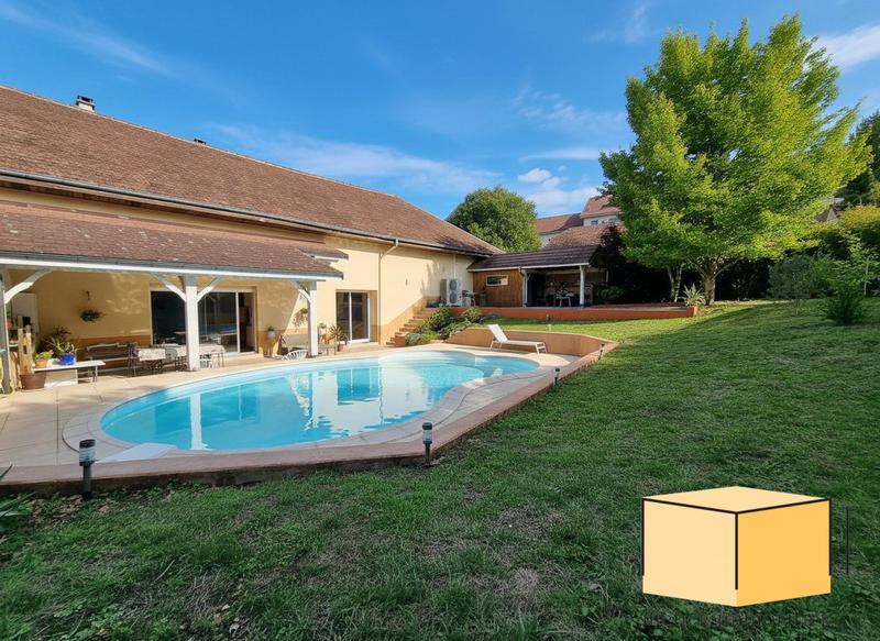 Maison traditionnelle - 377 m² - 7 pièces