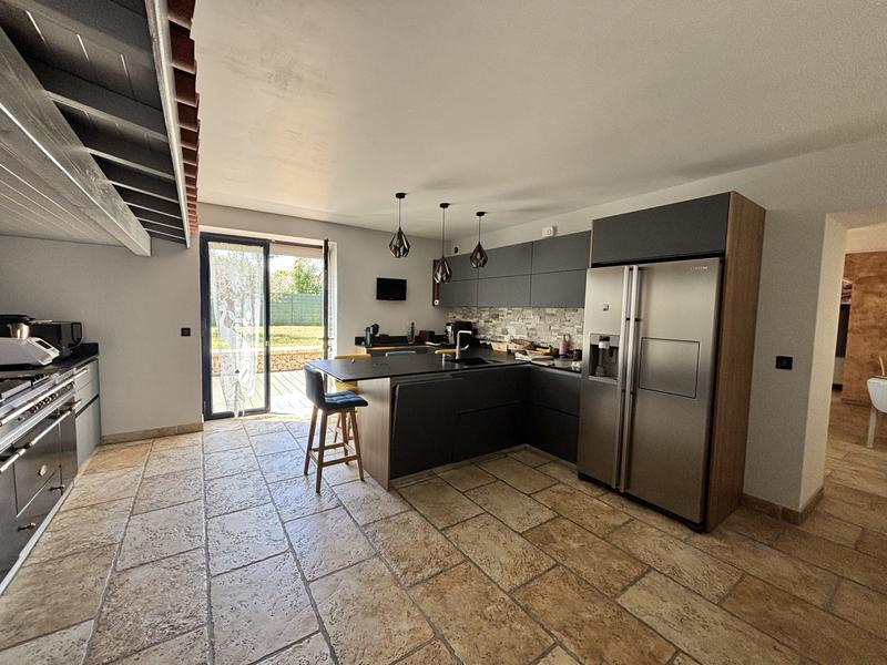 Maison traditionnelle - 260 m² - 9 pièces