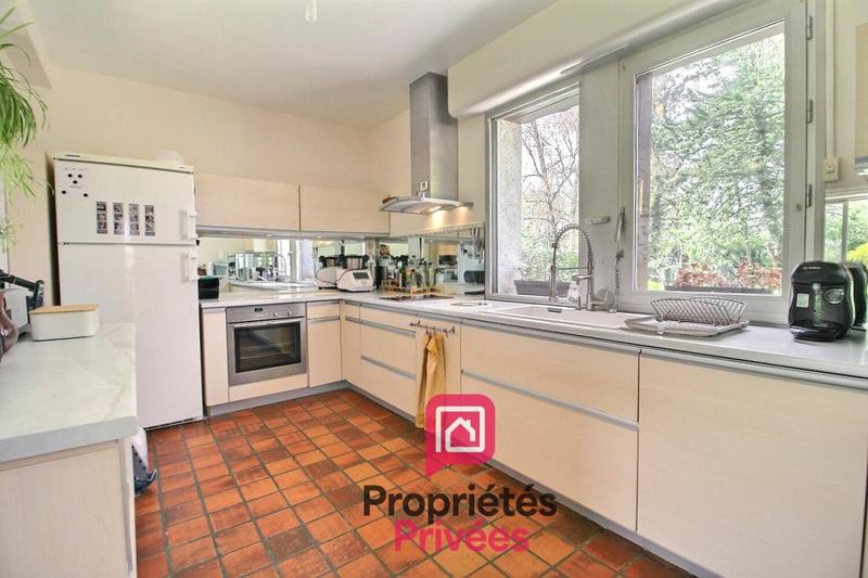 Propriété - 245 m² - 9 pièces