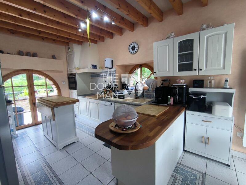 Propriété - 297 m² - 13 pièces